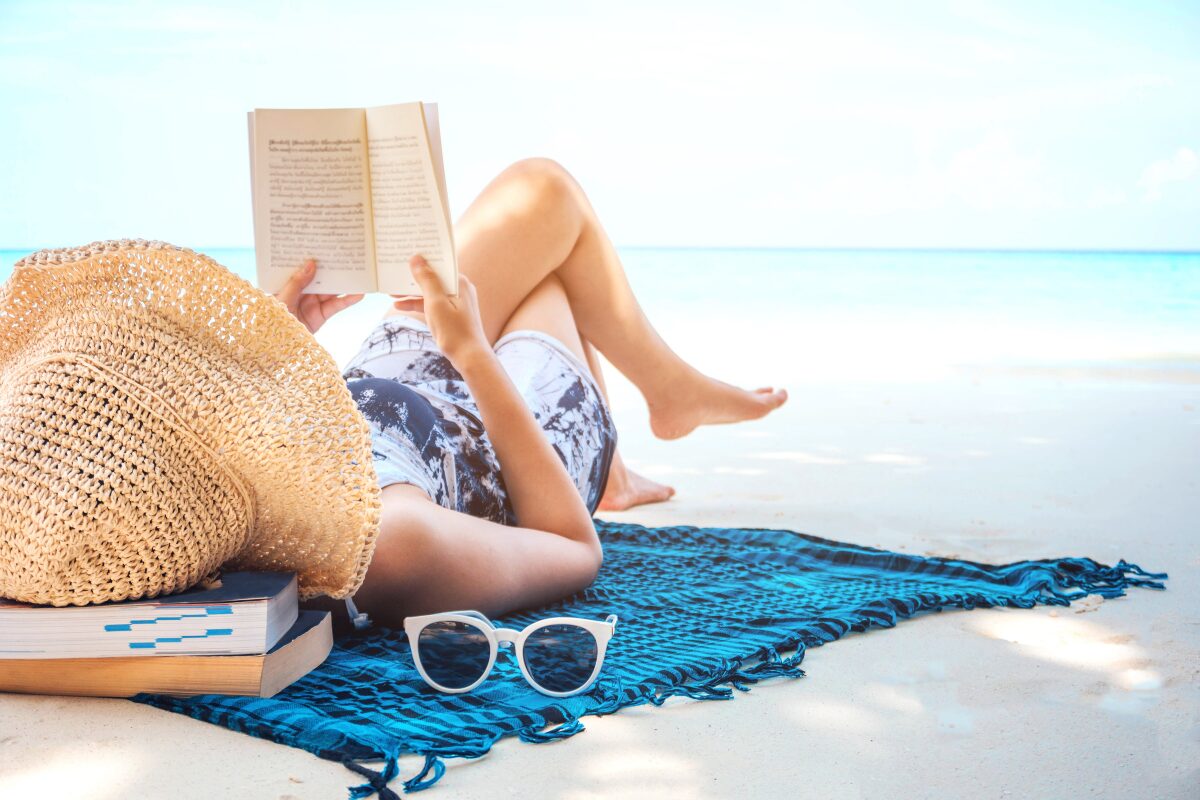 Mujer leyendo en el caribe
