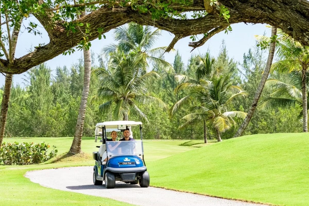 pareja en carro de golf en Barcelo Bavaro Beach