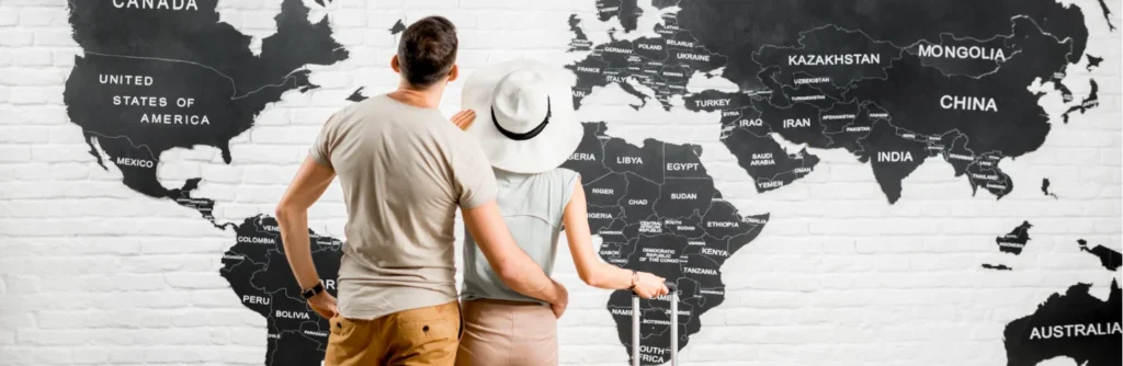 pareja frente aun mapa