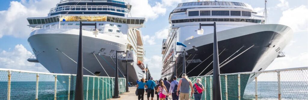 2 cruceros en terminal con gente caminando para subir
