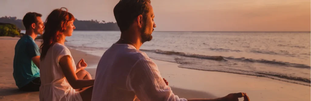 Personas meditando