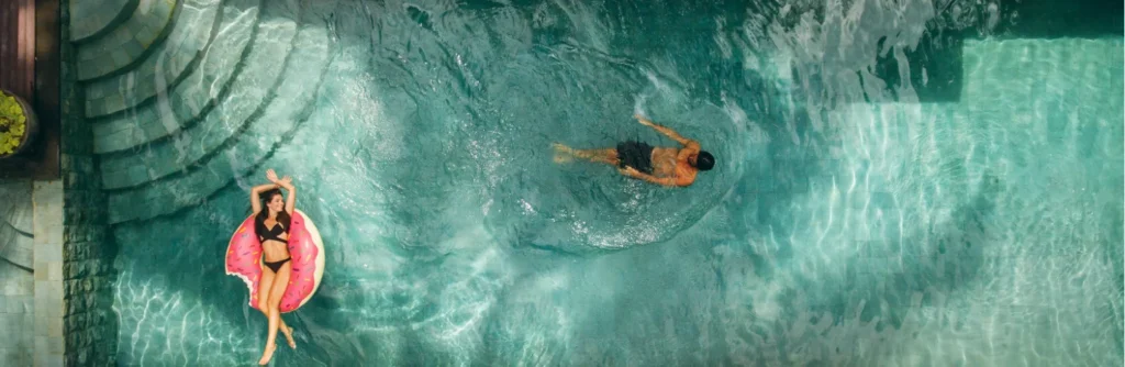 una pareja en una piscina