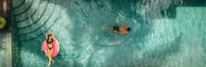 una pareja en una piscina