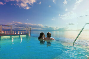 02_norwegian_prima_infinity_beach_pareja_1200x800